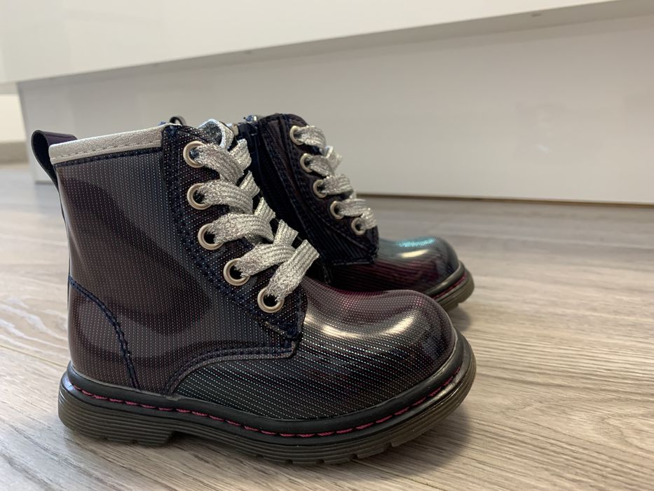 Ботинки для девочки 22 размер. Галографічні