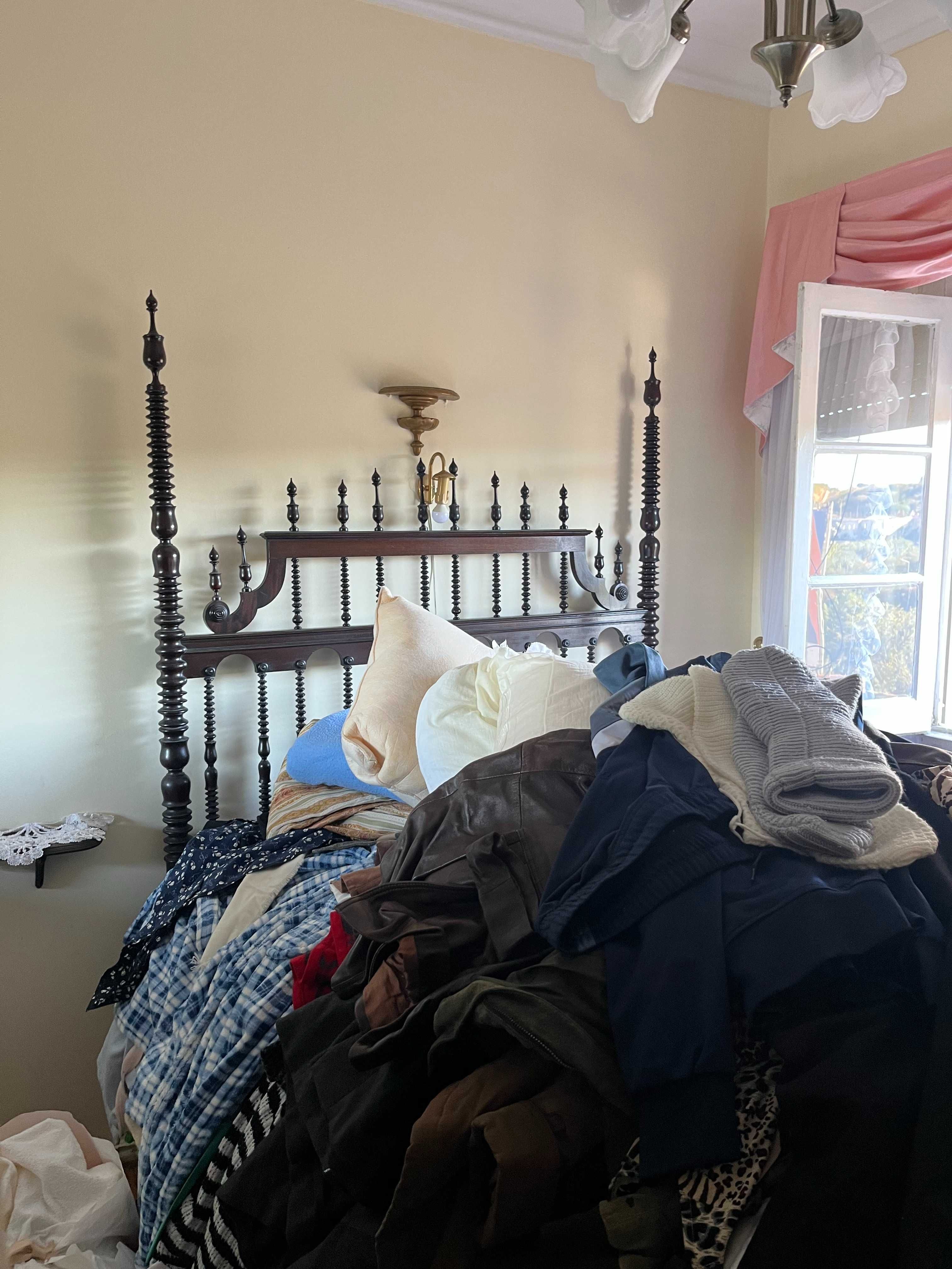 Cama clássica, do século XVIII, de madeira escura