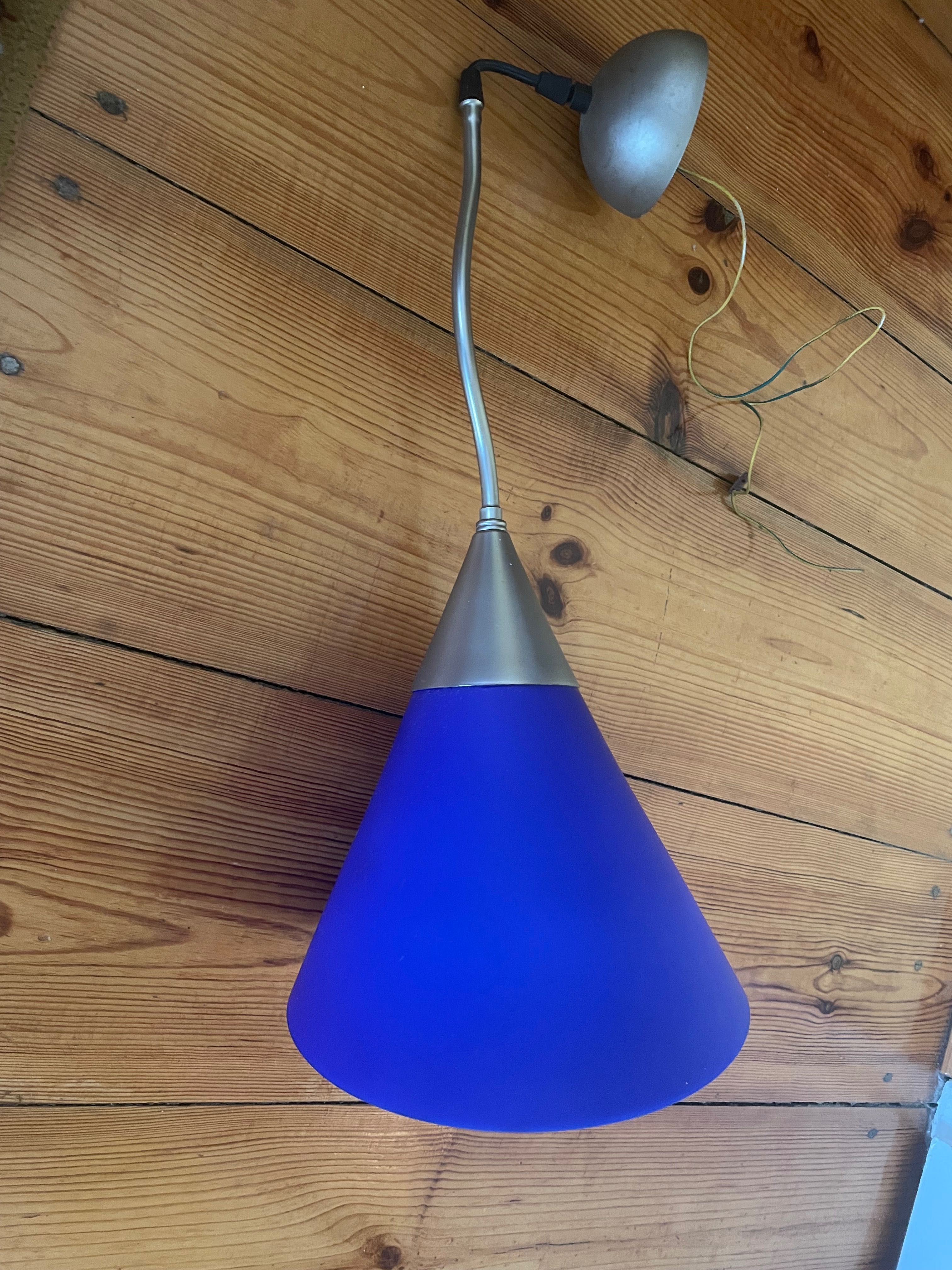 Lampa pokojowa w kolorze szafirowym