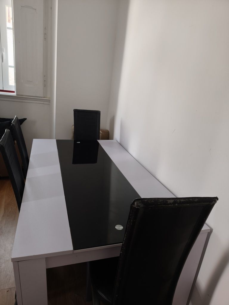 Conjunto de mesa com cadeiras