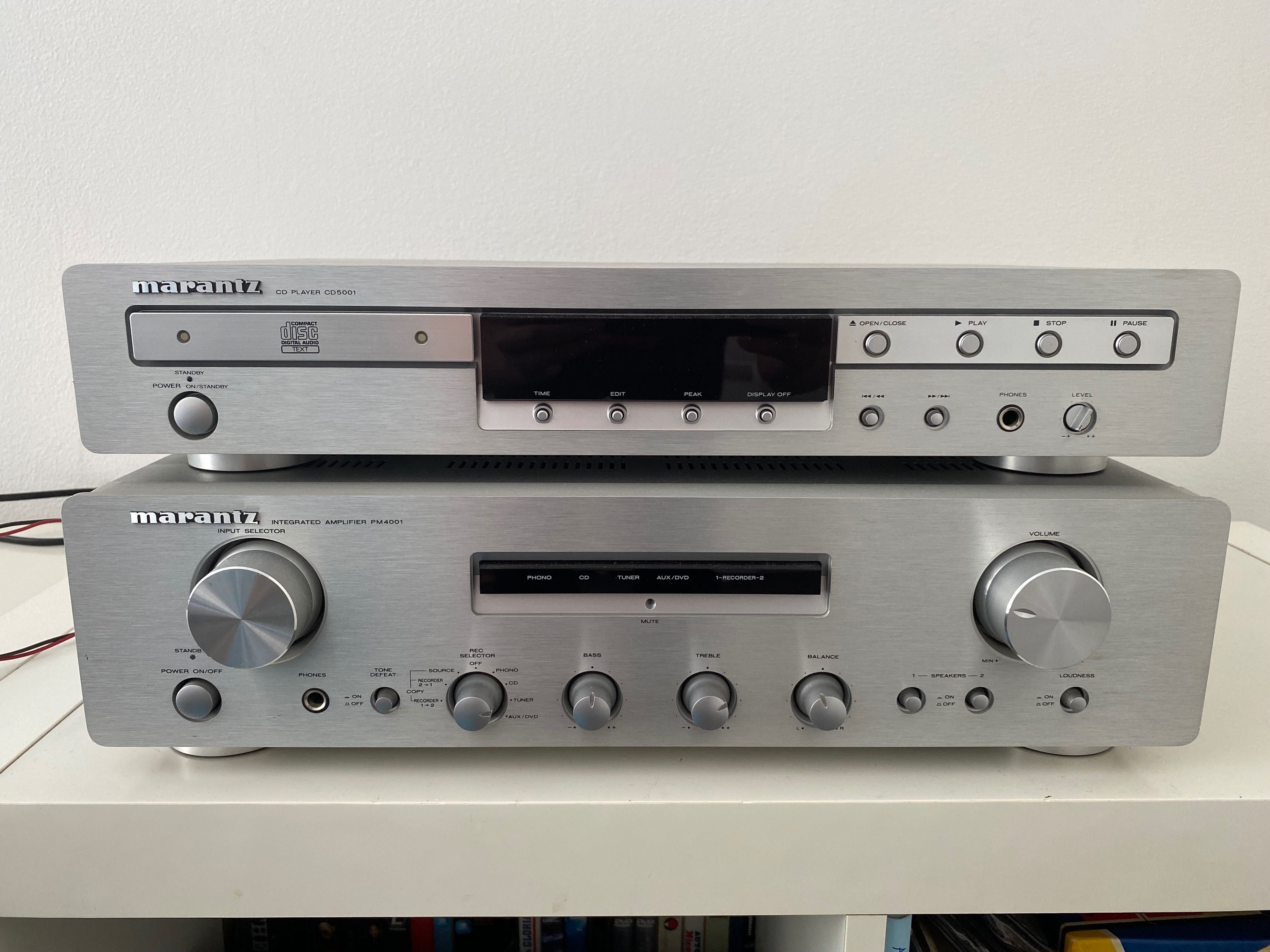 Sistema de aparelhagem Marantz com amplificador e colunas