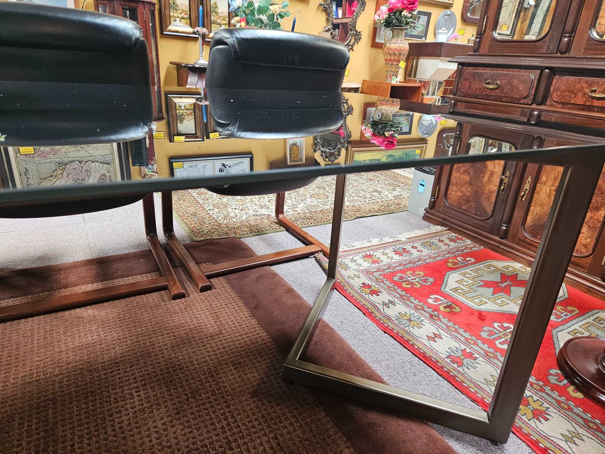 Grande mesa para sala ou escritório com estrutura em ferro e tampo em