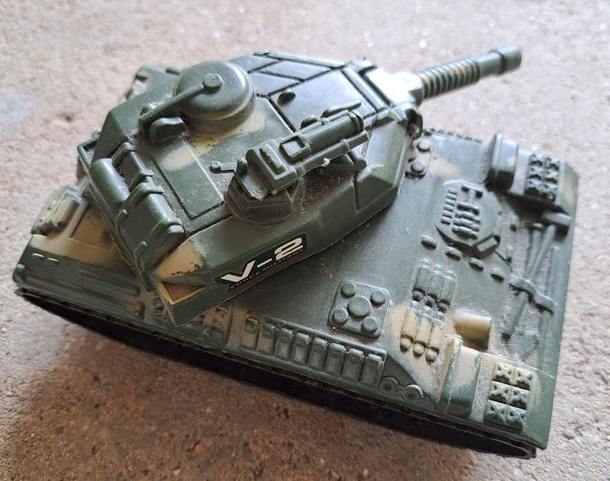 Avião e Tanque de Guerra