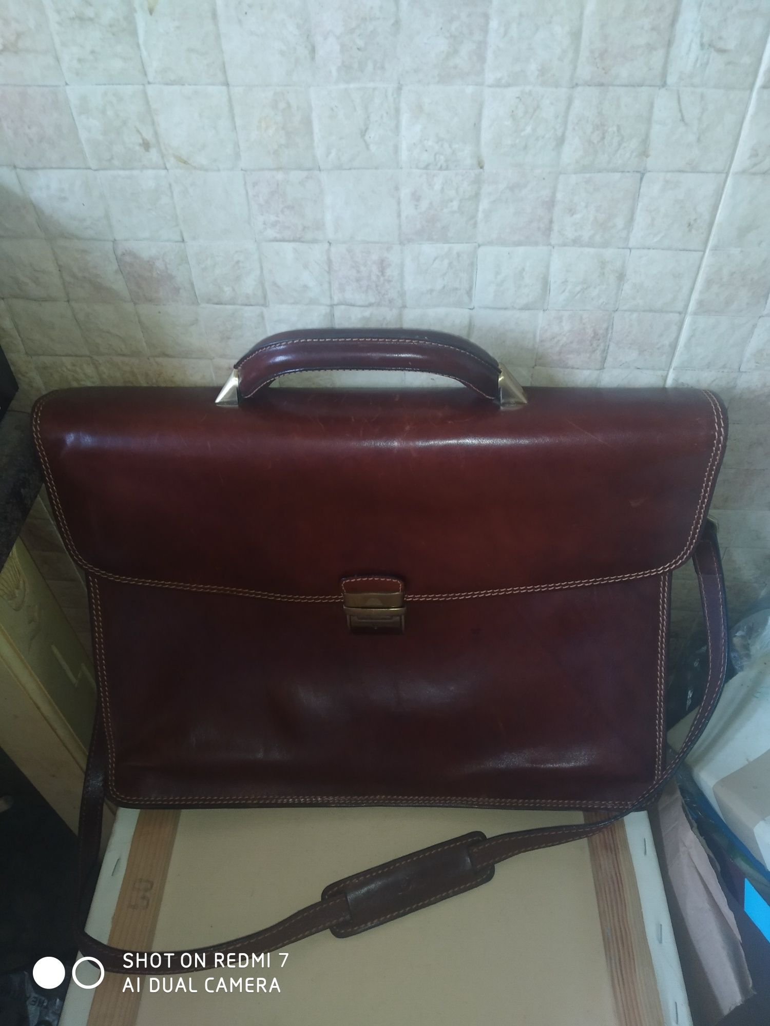Кожаная деловая сумка коричневая  с ремешком фирменная универсальная