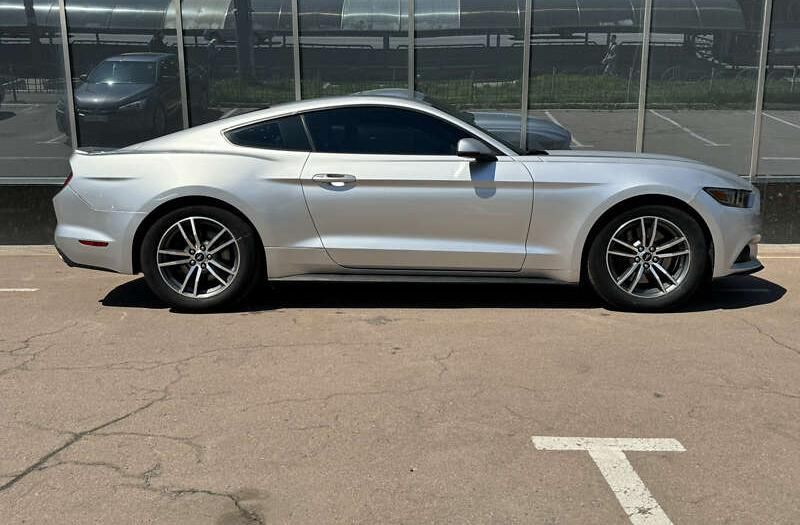Ford Mustang 2016 року