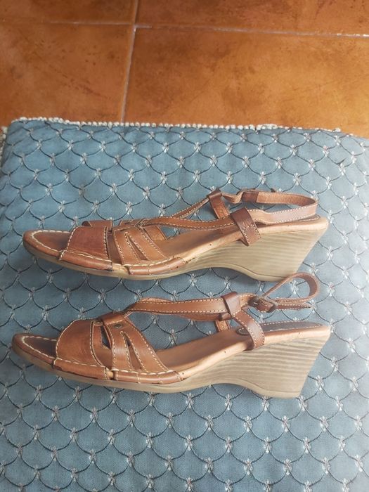 Sandalias castanhas em pele 38