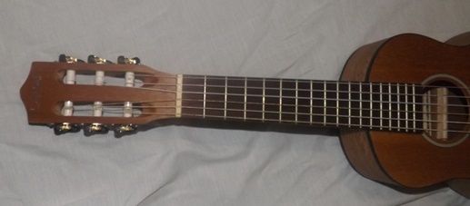 Guitalele de madeira de Caboa maciça