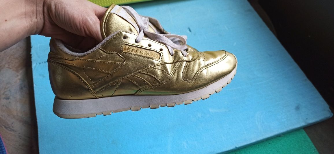 Reebok classic gold 39-40 (золотые кожаные кроссовки)