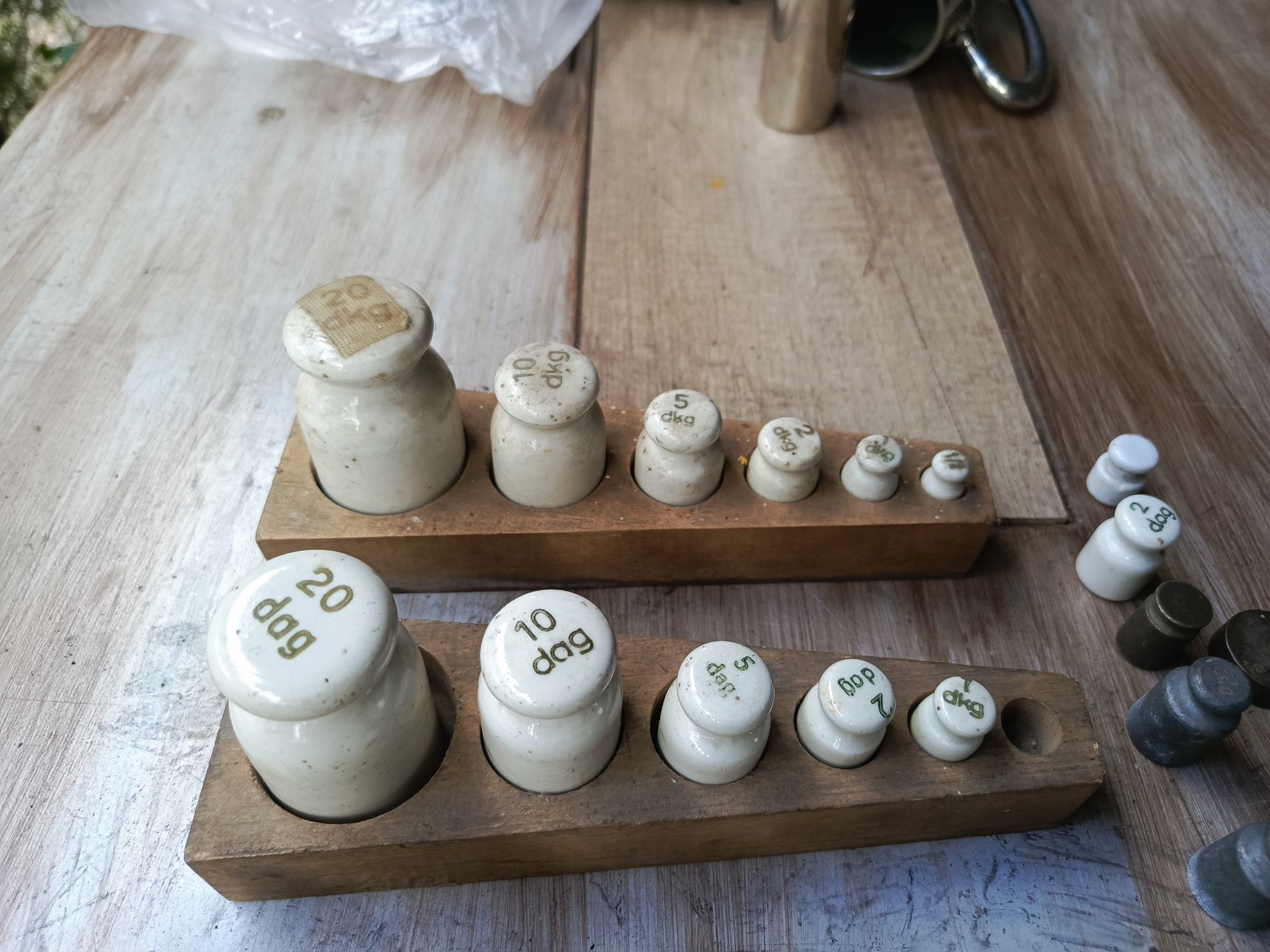 Odważniki ceramiczne PRL w drewnianych pudełkach zestaw