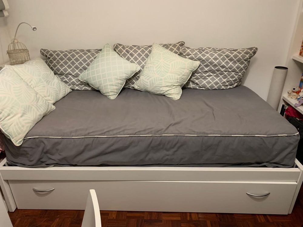Cama branca com gaveta com cama