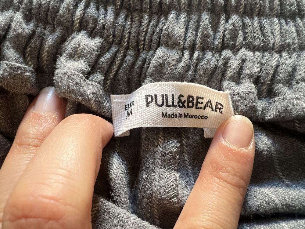 Calças cinzentas com riscas brancas Pull&Bear