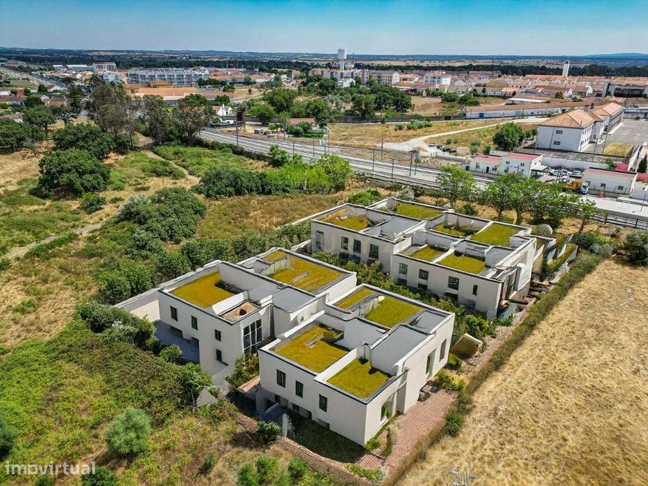 Quinta com 62.417m² e 4.541m² ABC, centro de Vendas Novas, a 1h de Lis