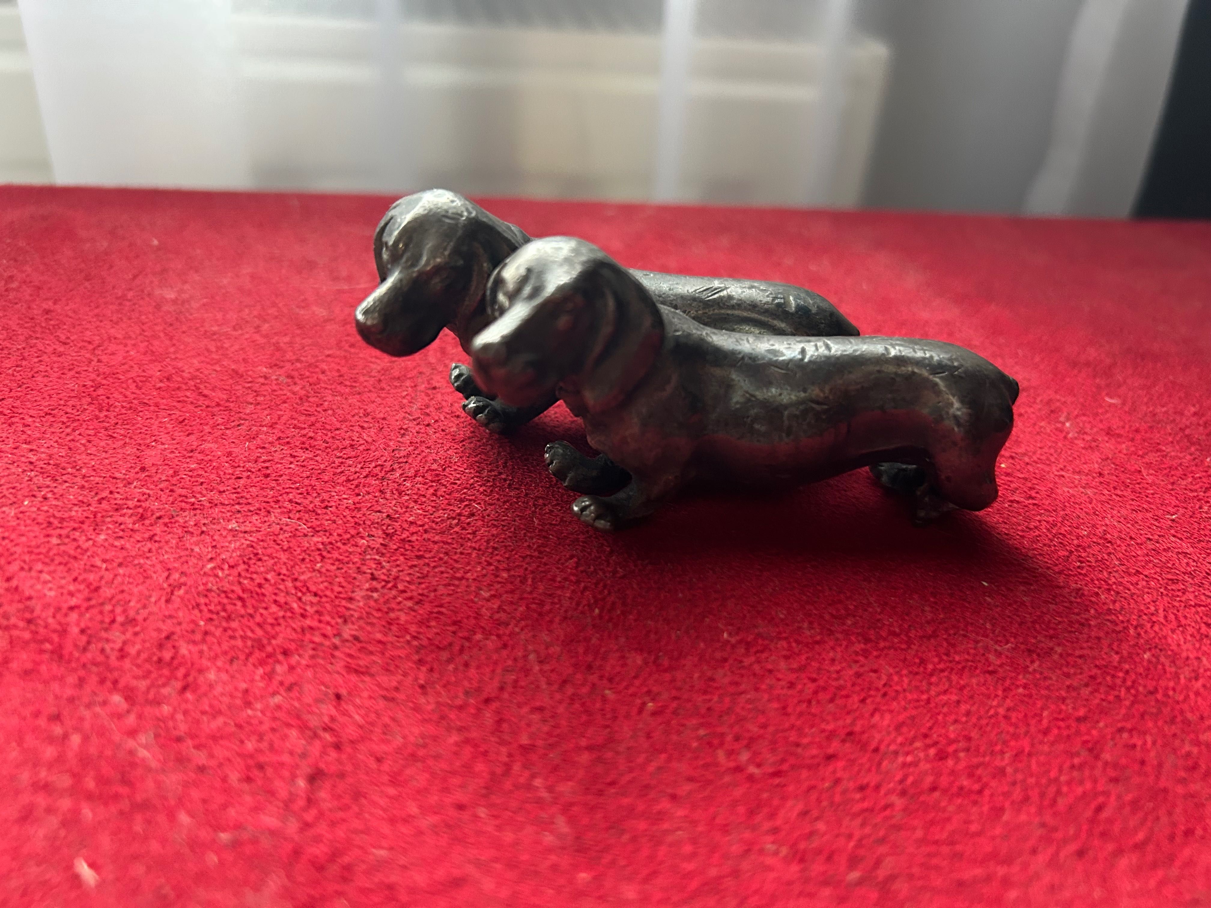 Dwa metalowe pieski figurki PRL 7 cm