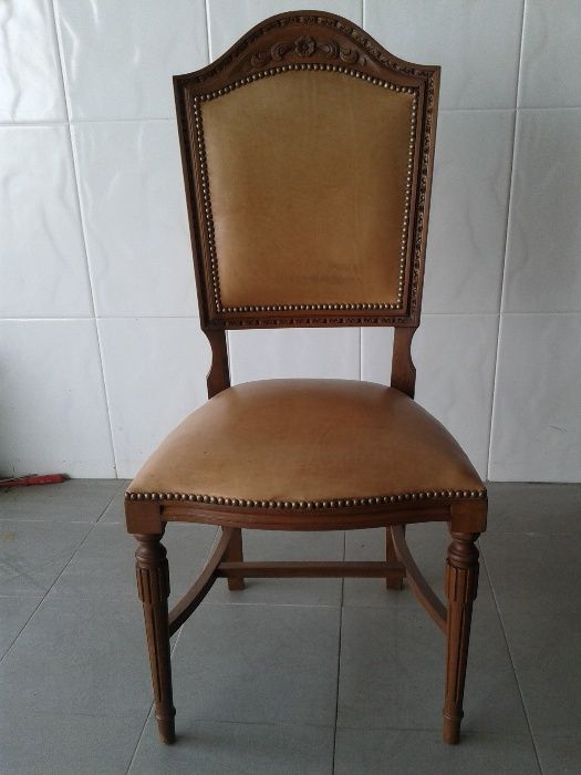 Sala de jantar toda em madeira de nogueira maciça