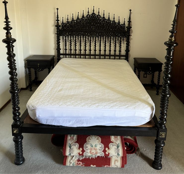Cama casal de bilros mais duas mesas de cabeceira