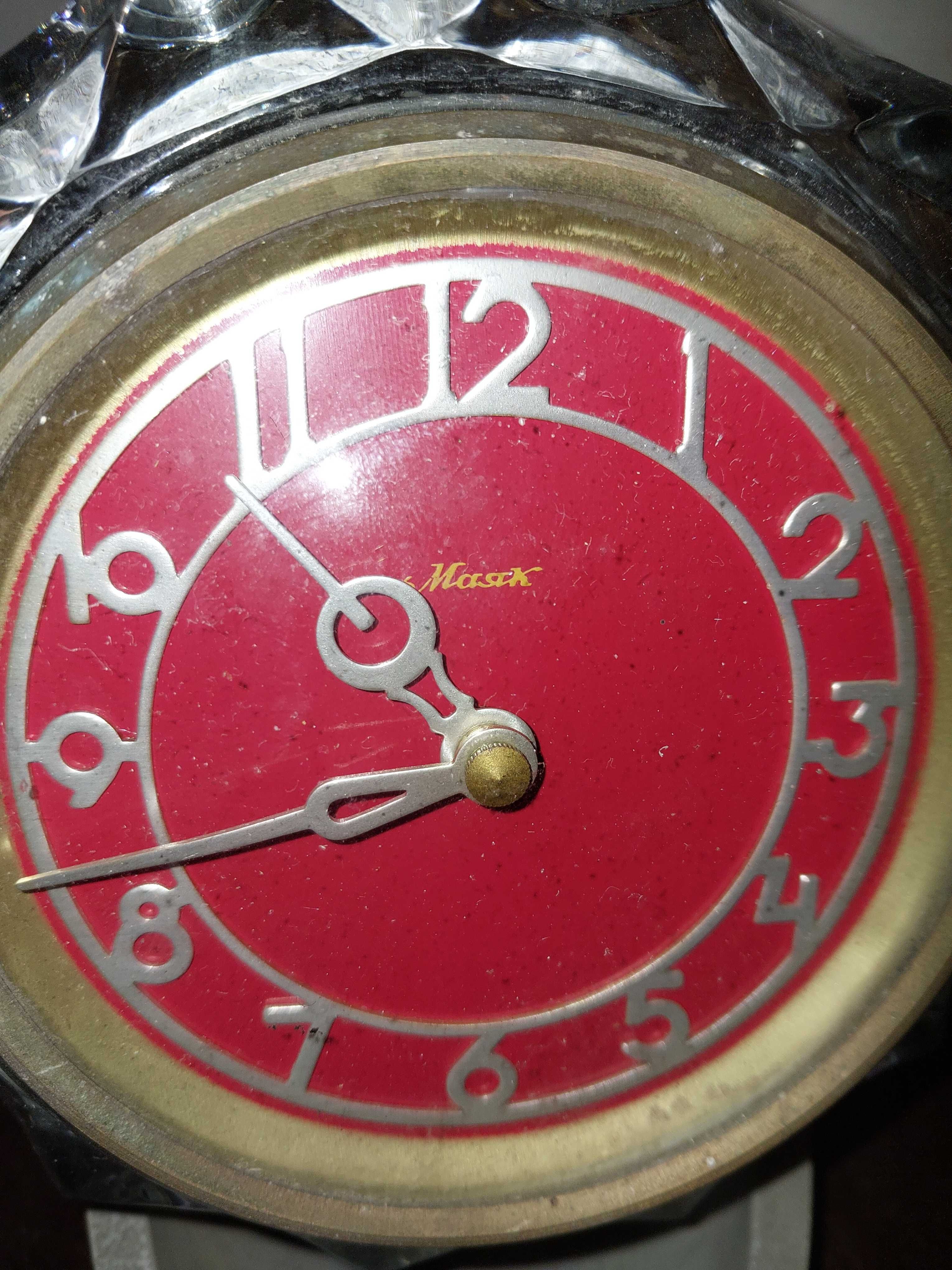 Stary zegar w krysztale