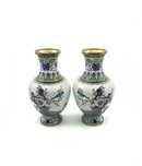 Par de jarras brancas com desenhos cloisonné