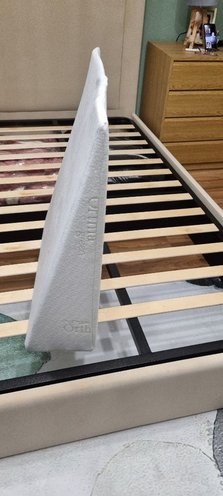 Almofada em forma de cunha com 20cm de altura 60x70cm