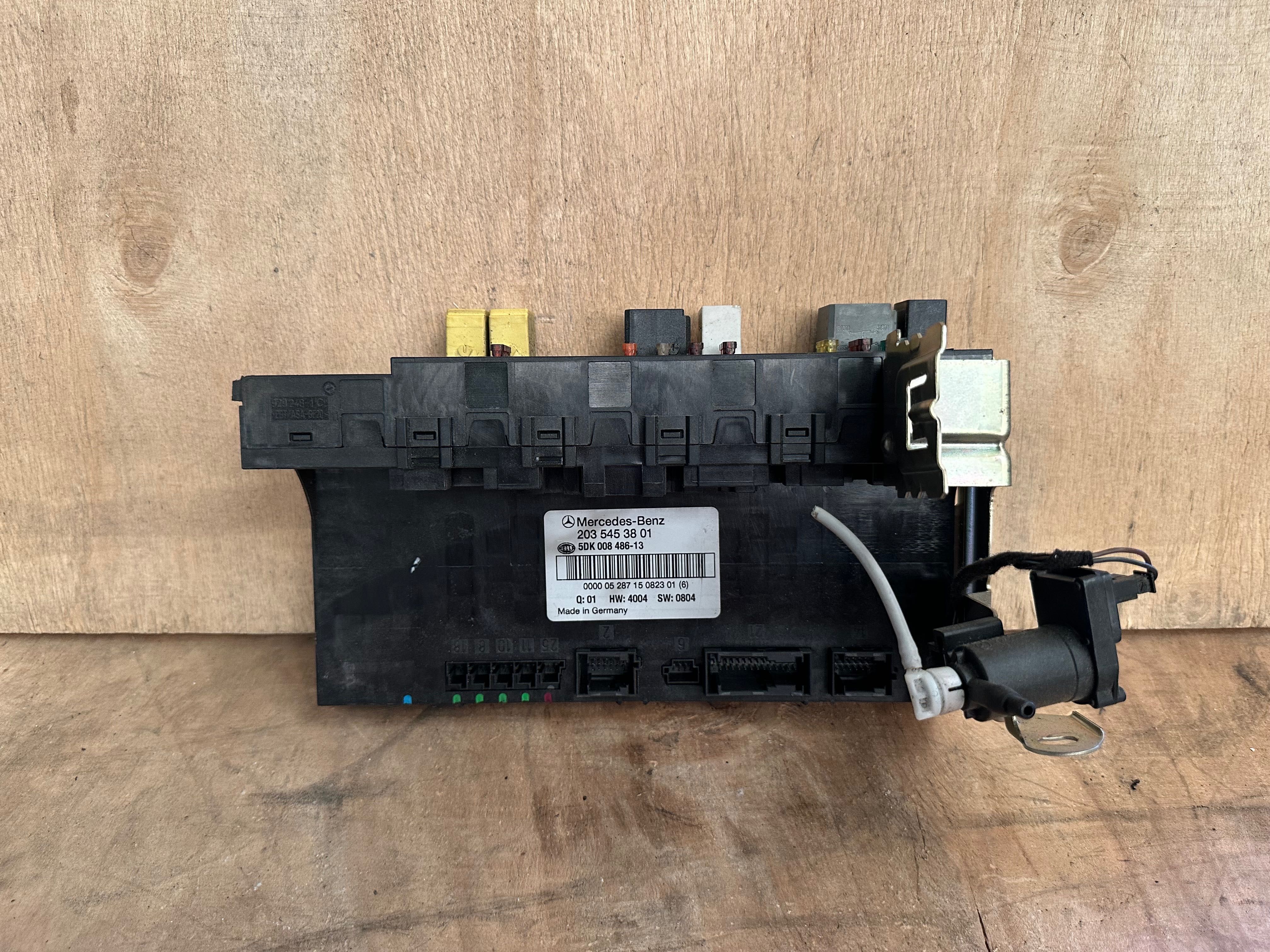 Caixa de Fusíveis da mala Mercedes W203 C220 CDI  20354.53801