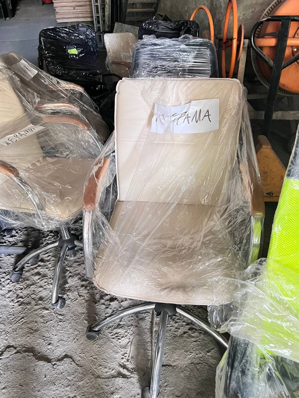 Розпродаж офісної меблі крісла столи стільці