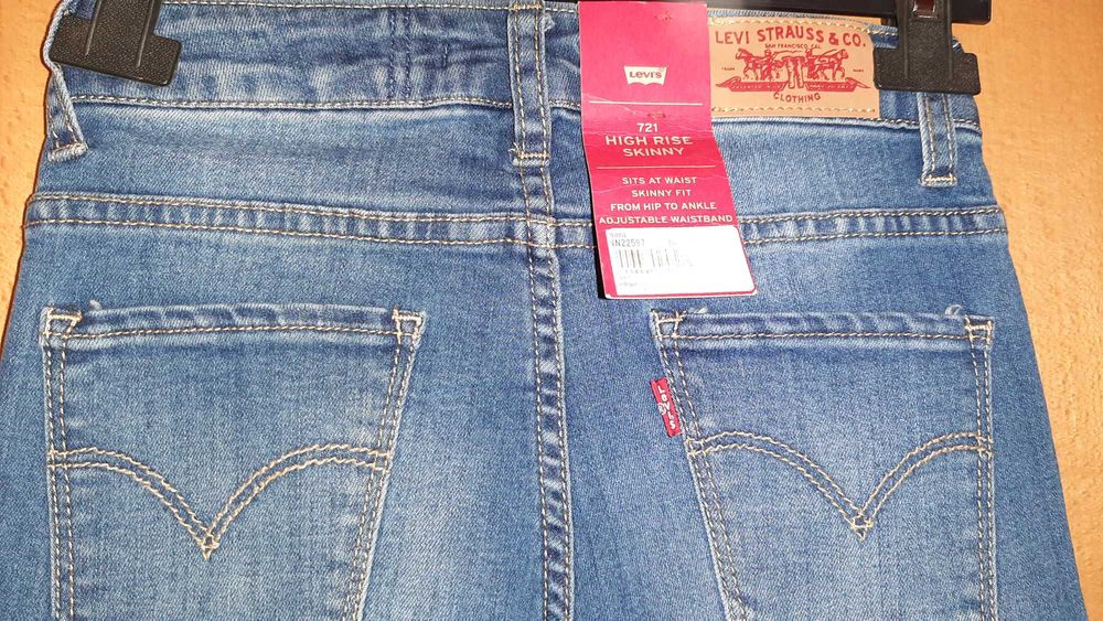 Camisola e calça levis