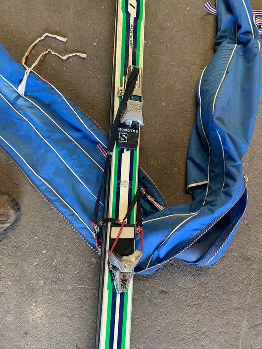 Skis de pista com fixação