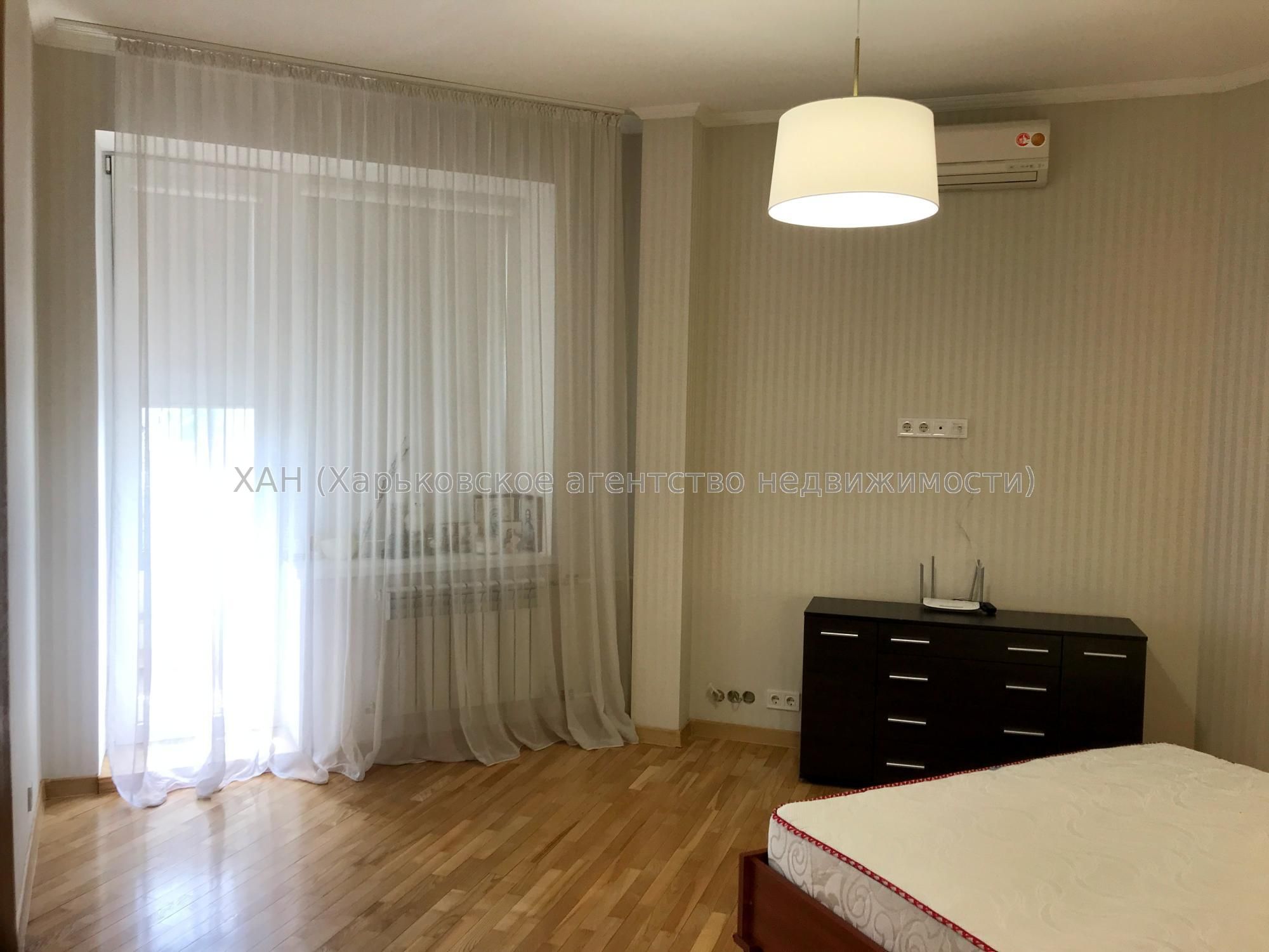 Продам 4к кв.у центрі міста 120тис.з послугами АН  М52