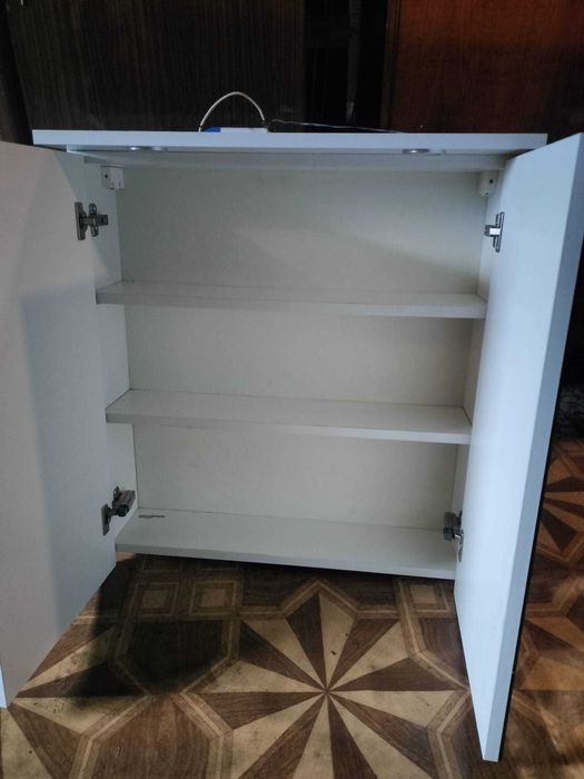 Sprzedam szafke łazienkową z lustrem
