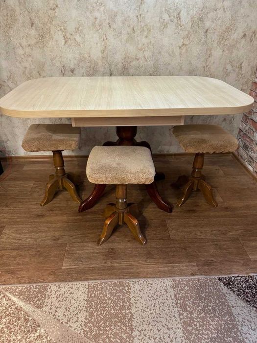 Кухонний гарнітур : стіл  і 3 табурети