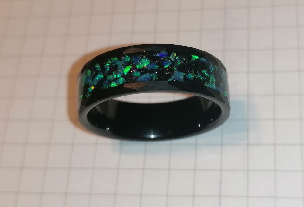 Obrączka 8mm z wolframu szczotkowana, kruszony opal r.28,5