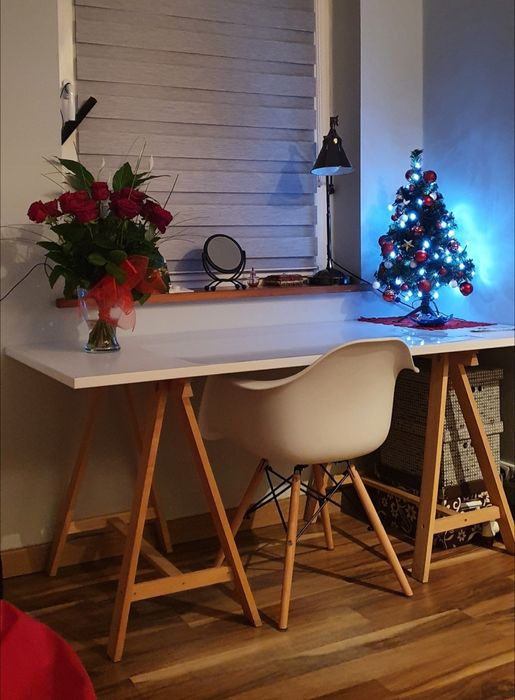 Białe, solidne biurko - blat na koziołkach drewnianych