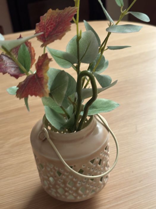 Decoração com flor ou porta-vela.