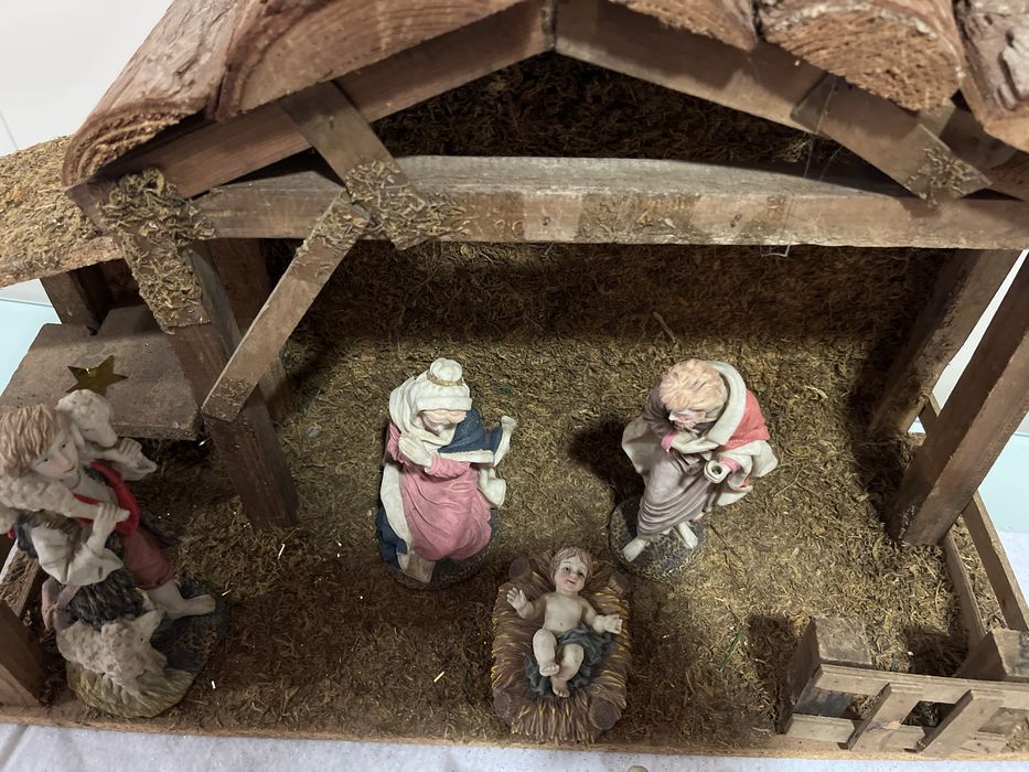 Presepio peças em marfinite e casa em madeira