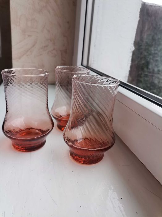 Trzy różowo łososiowe szklanki