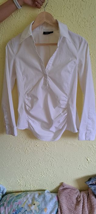 Koszula ciążowa biała – idealna na każdy trymestr!