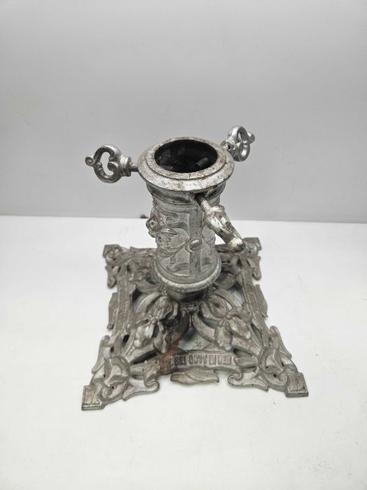 Zabytkowy niemiecki stojak choinkowy pod choinkę