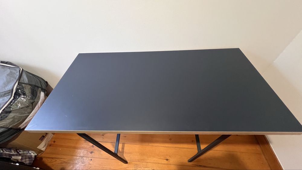 Mesa com pés removiveis