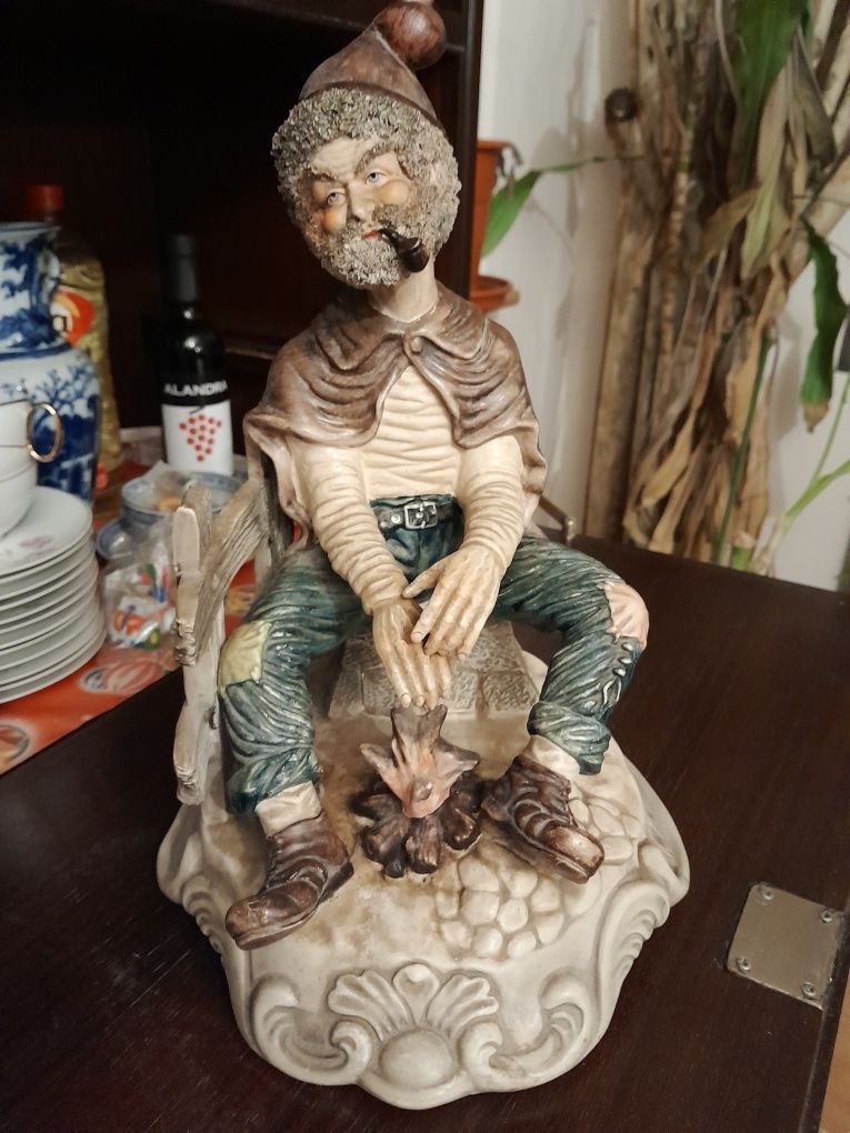 Estatueta antiga em bom estado