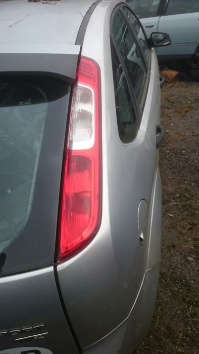 Ford Focus 2006r lampa prawa lewa tył hatchback