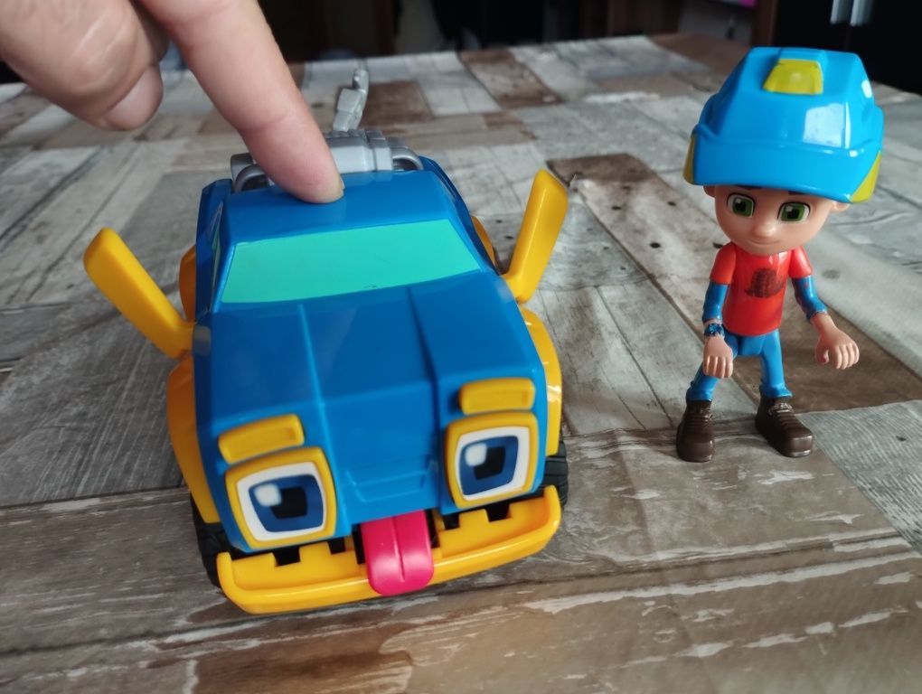 Rev & Roll Veículos com Figura