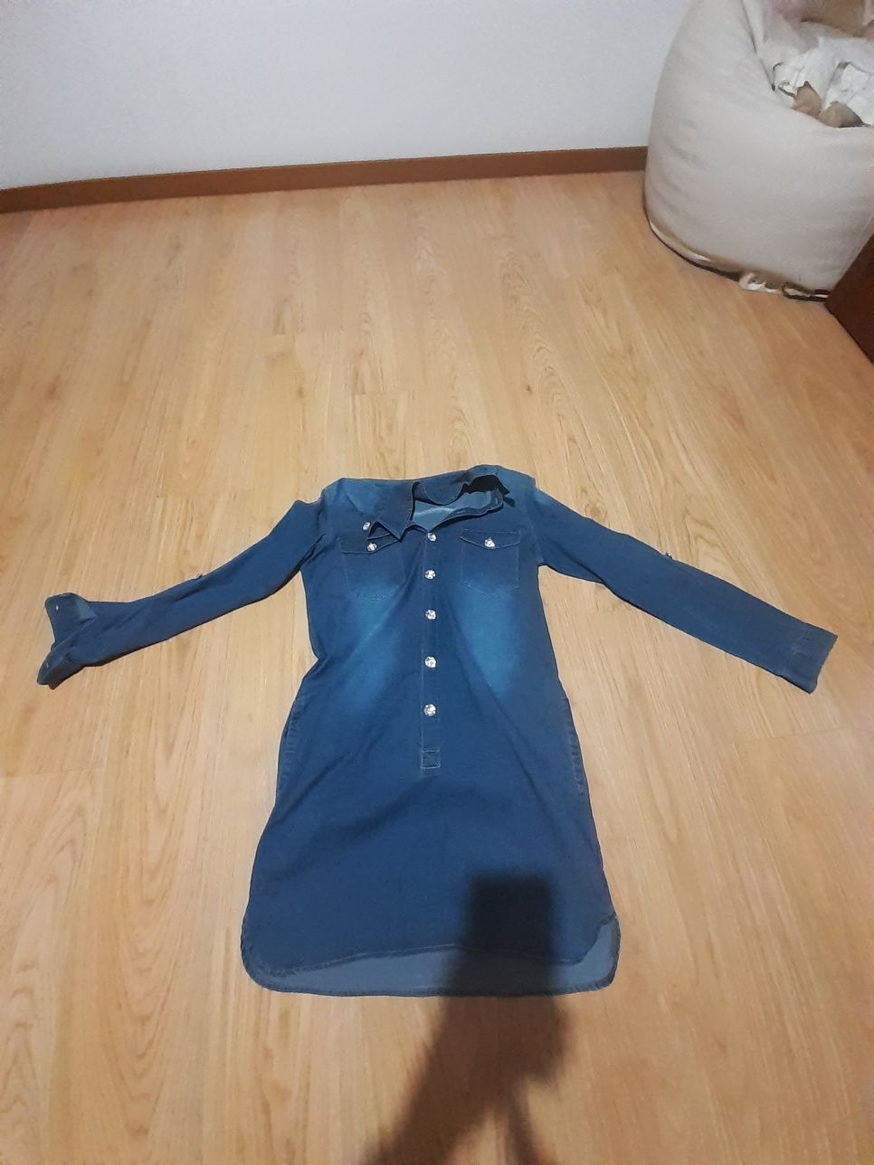 Vestido /camiseiro de ganga com bolsos e botoes brilhantes