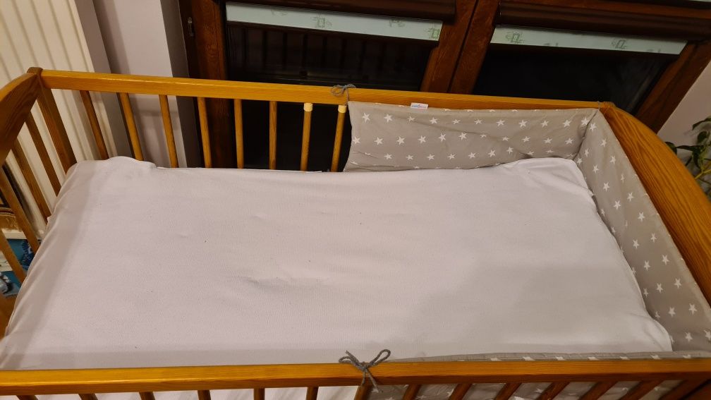 Drewniane łóżeczko z materacem, gratis ochraniacz