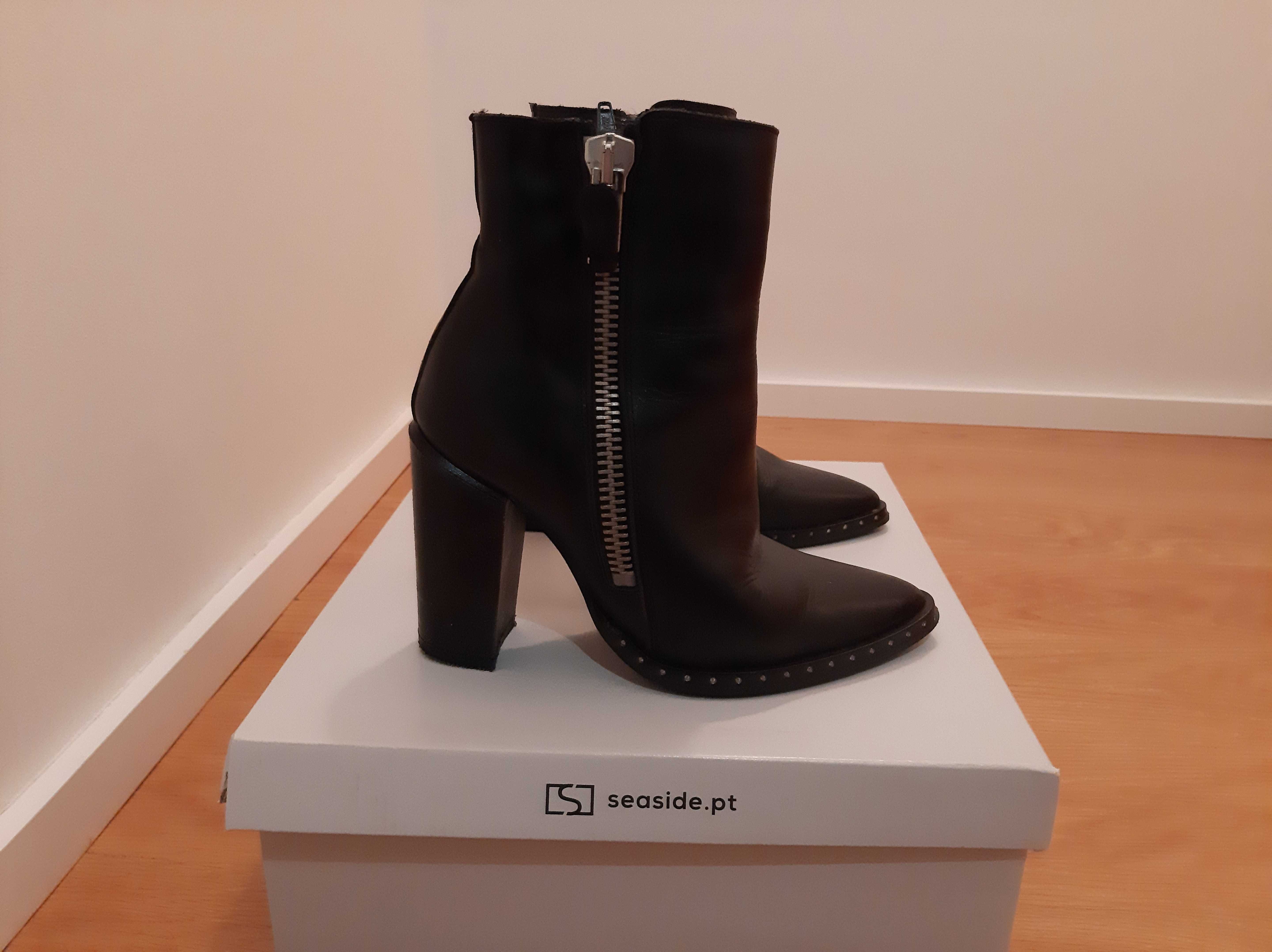 Botas pretas de senhora, com salto de 9cm, tamanho 35, estado novo