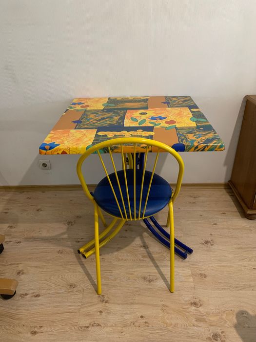 Стол и стулья кухонные