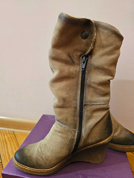 Бежеві замшеві чоботи