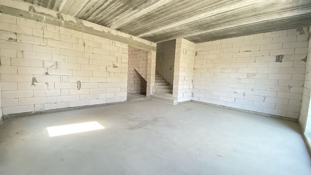 Напівособняк 130 м² з гаражем і 3 сотками землі біля міста