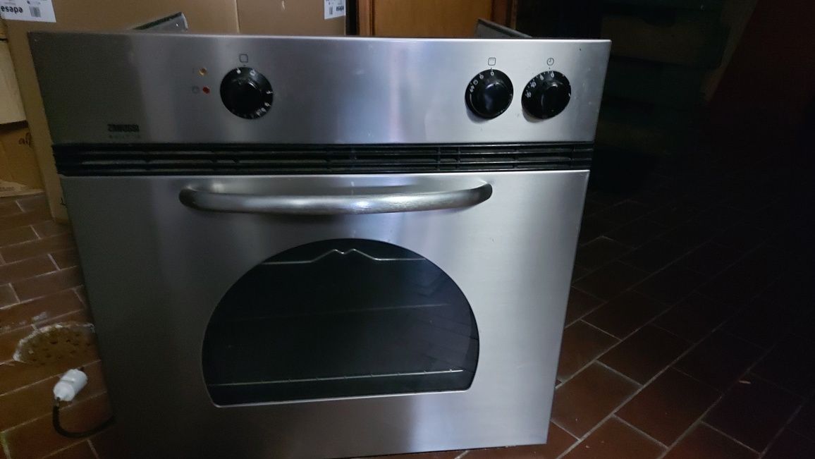 Oportunidade única!!Forno Zanussi espetacular,tem grelha  como novo.