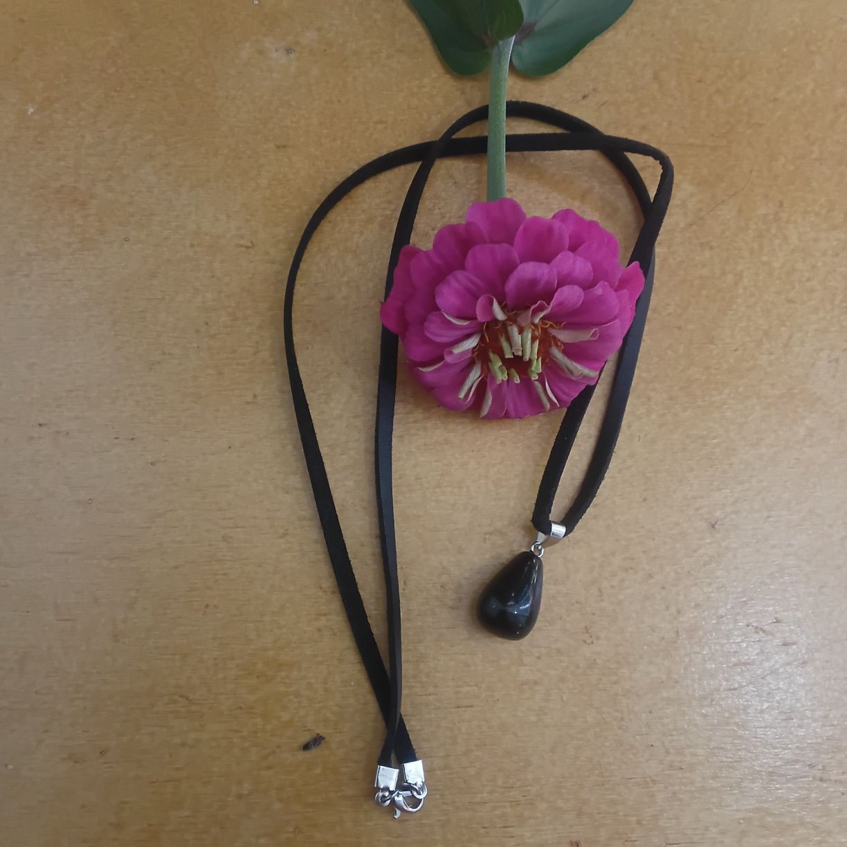 Fio  com pingente em lágrima de obsidiana