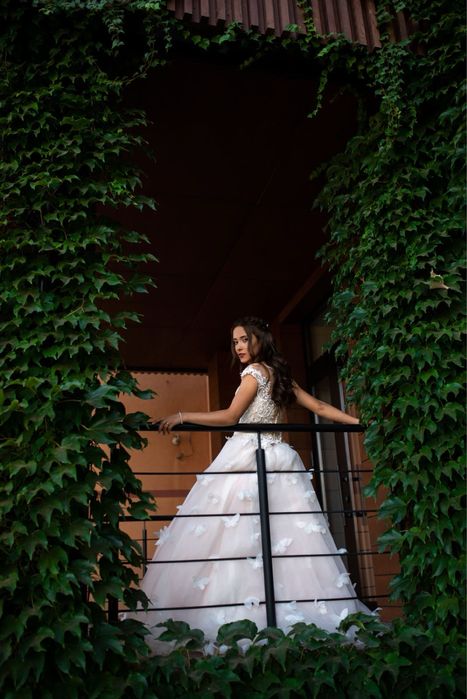 Гарна весільна сукня