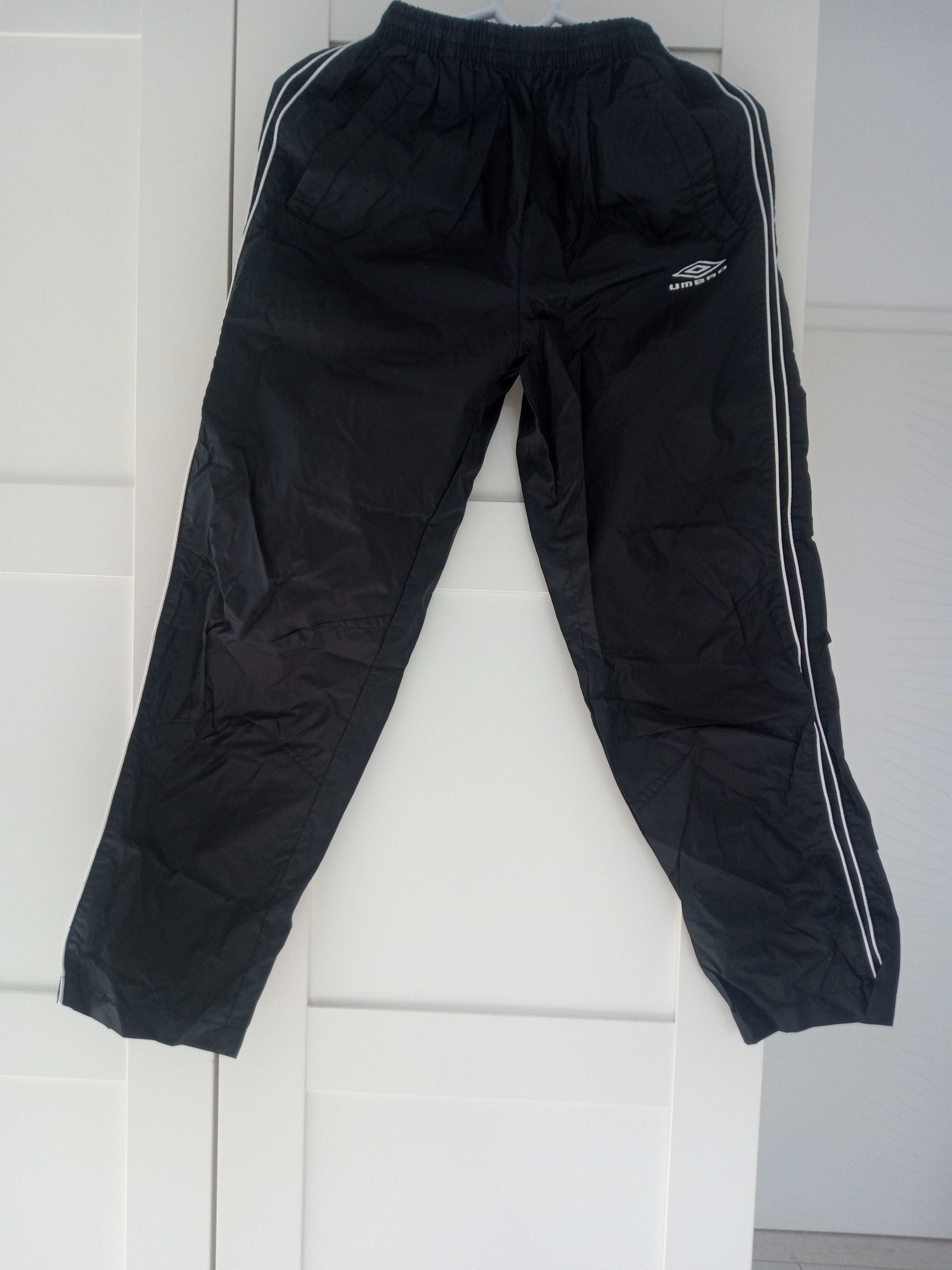 Czarne spodnie dresowe firmy Umbro r.140-146/11 lat.